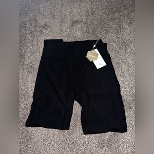 NWT. Buff bunny legacy leggings!
